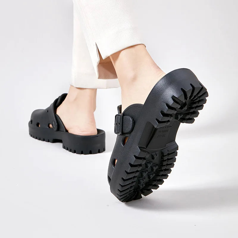 Sabot orthopédique femme avec bride réglable et crampons