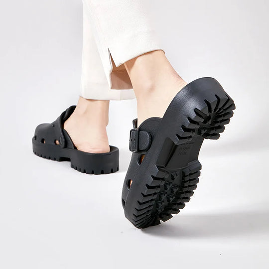 Sabot orthopédique femme avec bride réglable et crampons