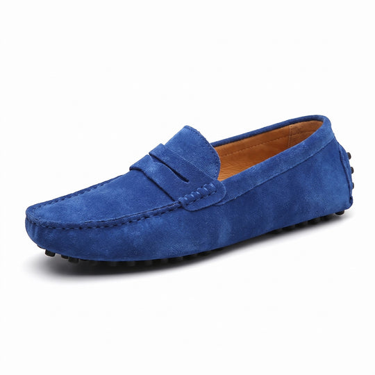 mocassin homme en daim bleu roi vu de profil sur fond blanc avec bride centrale et semelle à picots