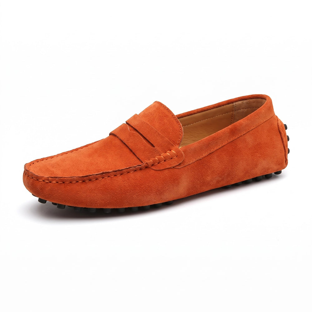 mocassin homme en daim orange brûlé vu de profil sur fond blanc avec doublure camel visible