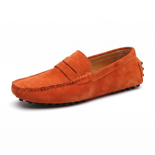 mocassin homme en daim orange brûlé vu de profil sur fond blanc avec doublure camel visible
