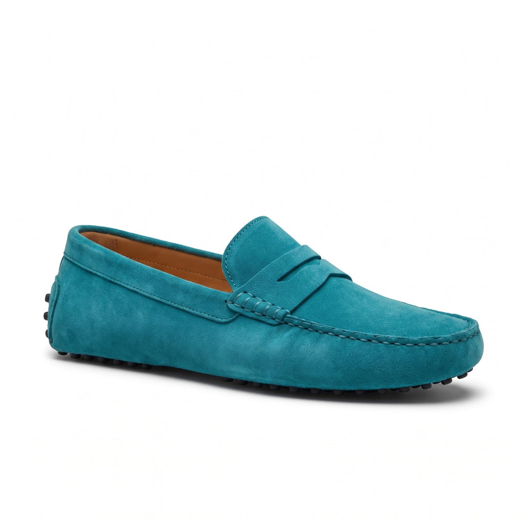 mocassin homme en daim turquoise vu de profil sur fond blanc avec surpiqûres apparentes